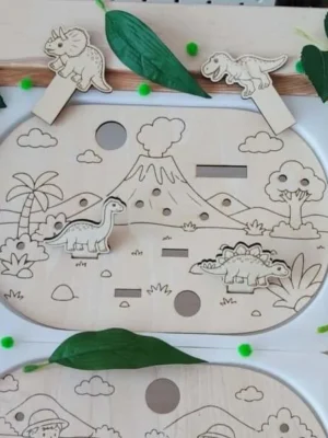Insert en bois pour petit bac Trofast avec quatre dinosaures à déplacer dans un paysage préhistorique.