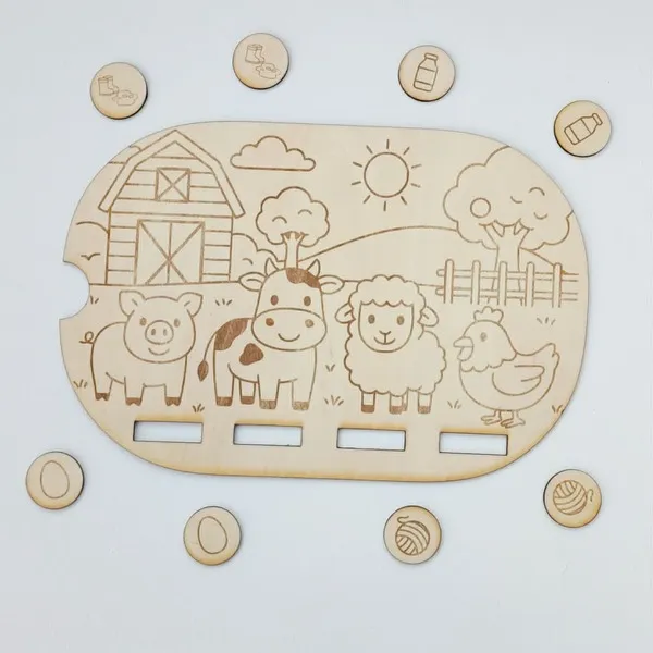 Insert en bois pour bac Trofast représentant une scène de ferme avec un cochon, une vache, un mouton et une poule. Des jetons en bois illustrant les produits de la ferme (lait, œufs, laine et boue) sont à associer au bon animal.