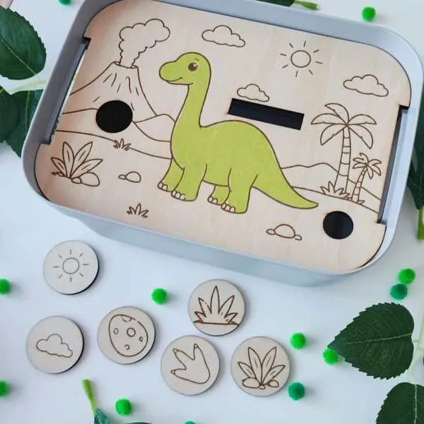 Insert en bois pour bac Livv 2L représentant un diplodocus avec des jetons illustrés à replacer dans un décor de dinosaures.