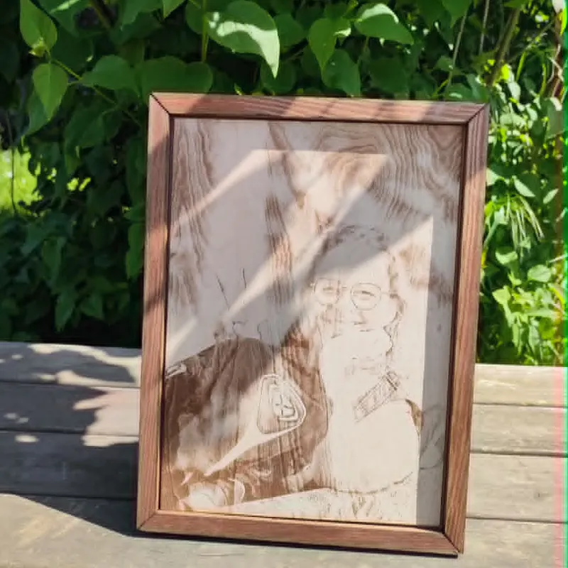 Portrait personnalisé gravé sur bois dans un cadre artisanal