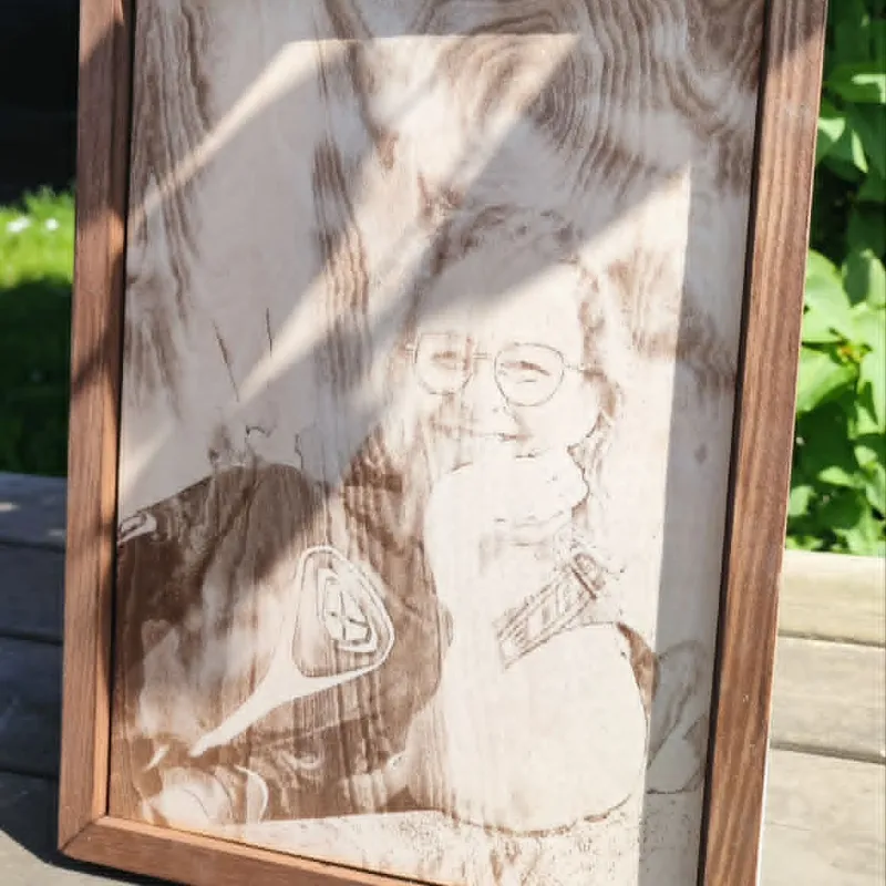 Détail d’un portrait personnalisé gravé sur bois à partir d’une photo