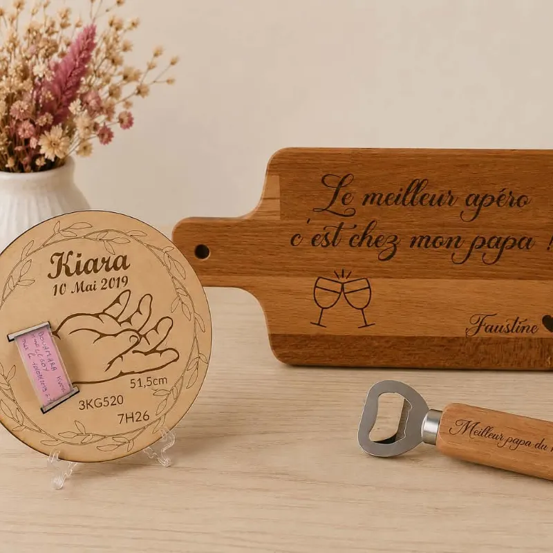 Idées cadeaux personnalisés en bois avec plaque de naissance, planche apéritif gravée et décapsuleur pour papa.