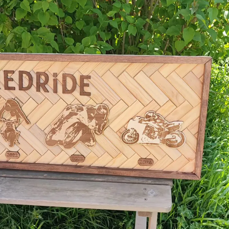 Cadre moto personnalisé en bois retraçant plusieurs motos et années