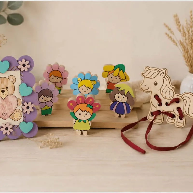 Créations pour enfants en bois avec figurines fleuries colorées, carte à lacer licorne et décoration personnalisée.