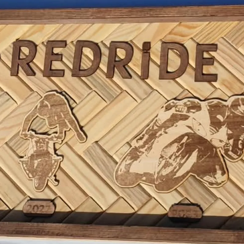 Cadre moto personnalisé en bois avec photos gravées et années souvenirs