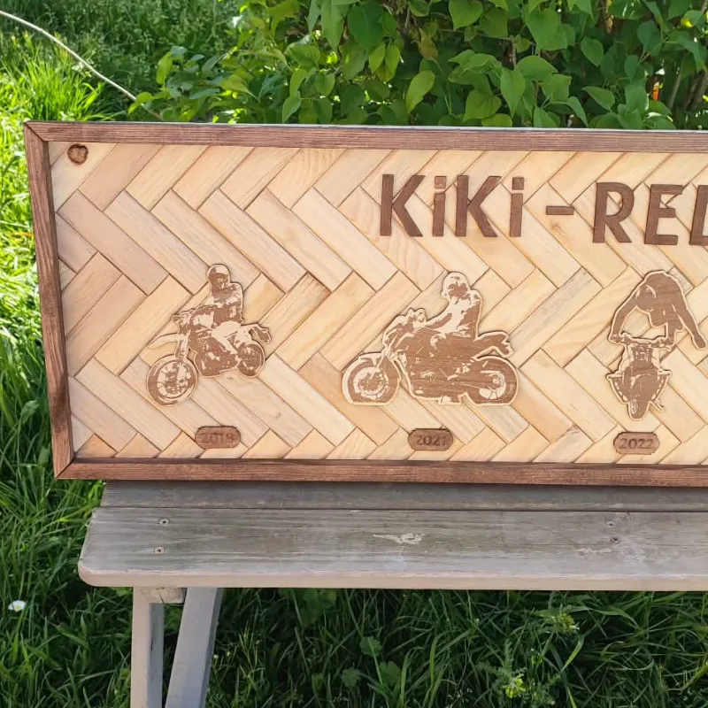 Cadre personnalisé en bois sur le thème de la moto avec photos gravées et années souvenirs
