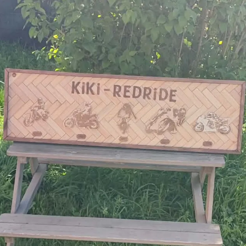 Cadre moto personnalisé en bois avec cinq motos et leurs années<br />
