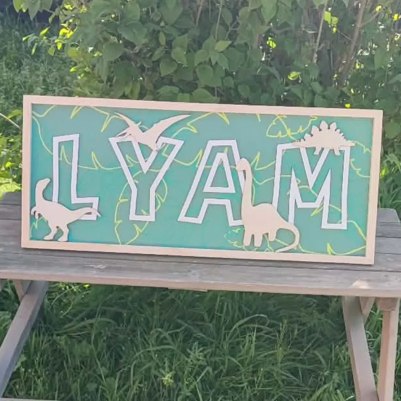 Cadre prénom personnalisé en bois avec dinosaures en relief pour chambre d’enfant