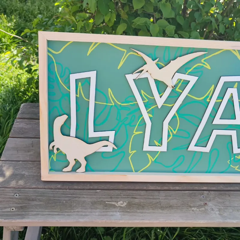 Cadre prénom personnalisé en bois sur le thème des dinosaures avec décor en relief