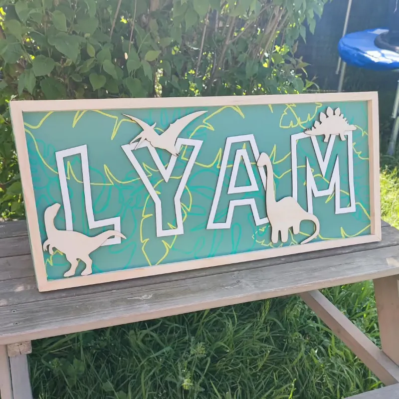 Cadre prénom LYAM personnalisé en bois sur le thème des dinosaures