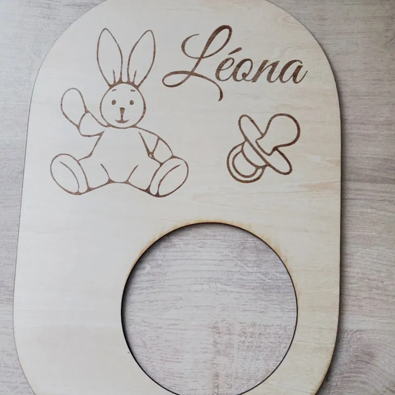 Cadre échographie personnalisé en bois avec prénom Léona, lapin et tétine gravés