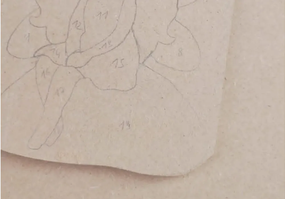 Croquis numéroté d'une fée dessiné sur du bois avant la découpe artisanale à la scie à chantourner.<br />
