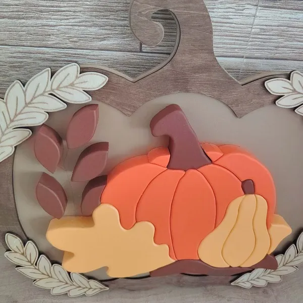 Cadre décoratif d’automne en bois avec citrouille orange, courge et feuillages en relief