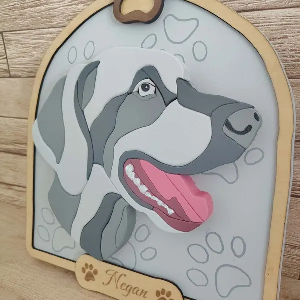 Détail portrait personnalisé de chien gris en bois – Negan