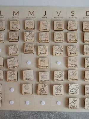 Semainier enfant en bois avec pictogrammes amovibles pour organiser les activités de la semaine