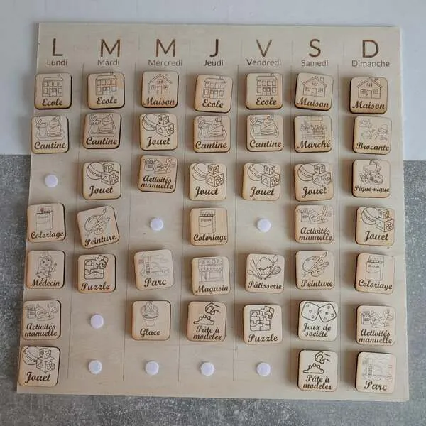 Semainier enfant en bois avec pictogrammes amovibles pour organiser les activités de la semaine