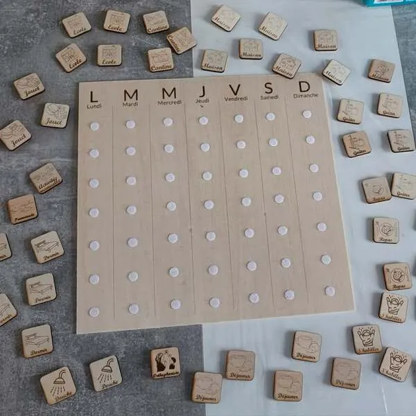 Semainier enfant en bois avec pictogrammes amovibles pour les routines et activités quotidiennes
