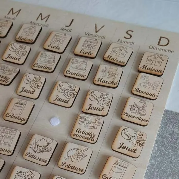 Détail du semainier enfant en bois avec pictogrammes amovibles des activités quotidiennes