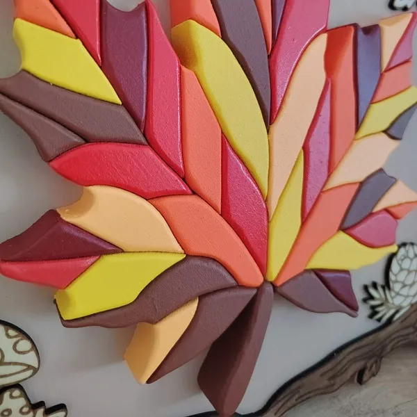 Gros plan sur la feuille d’automne en bois colorée et en relief
