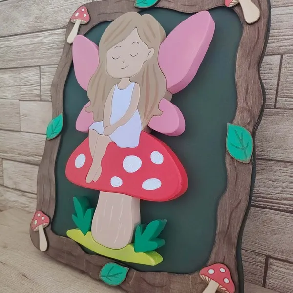 Cadre décoratif en bois avec fée assise sur un champignon rouge