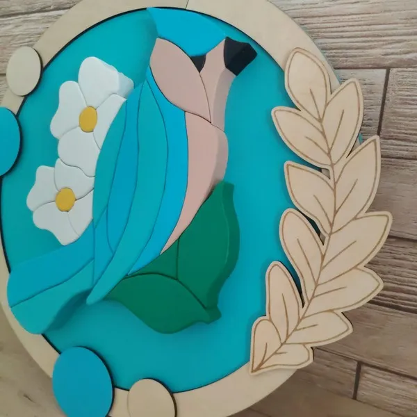 Cadre décoratif en bois avec oiseau bleu, fleurs blanches et feuillage gravé