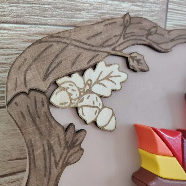 Détail du cadre Feuille d’Automne avec glands et branches gravés