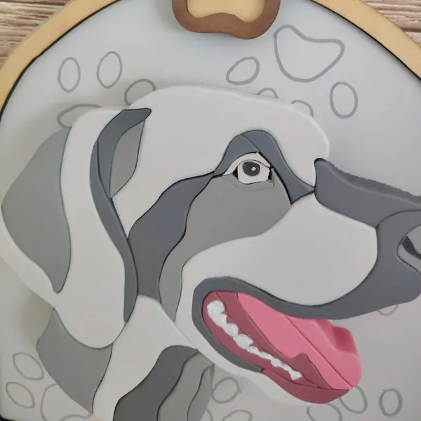 Gros plan portrait personnalisé de chien gris en bois – Negan