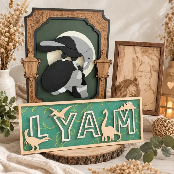 Mise en scène de trois décorations en bois artisanales : cadre gothique, plaque prénom dinosaure et portrait gravé<br />
