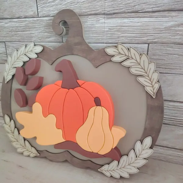 Cadre décoratif automnal en bois en forme de citrouille avec courges et feuillages en relief