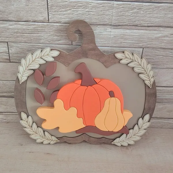 Décoration automnale en bois en forme de citrouille avec courges et feuillages en relief