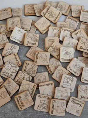 Pictogrammes en bois gravés pour semainier enfant représentant les activités du quotidien