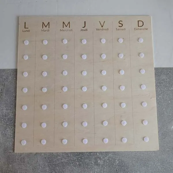 Semainier enfant en bois vide avec sept colonnes et pastilles scratch pour fixer les pictogrammes
