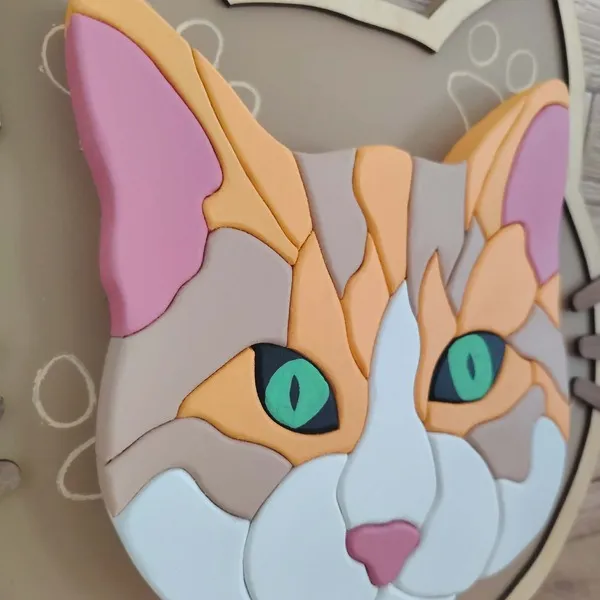 Détail du portrait personnalisé d’un chat roux et blanc en bois relief