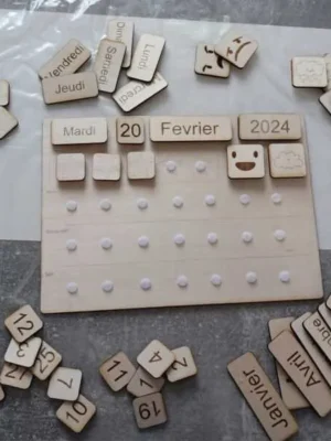 Calendrier perpétuel enfant en bois avec date, météo et repères visuels