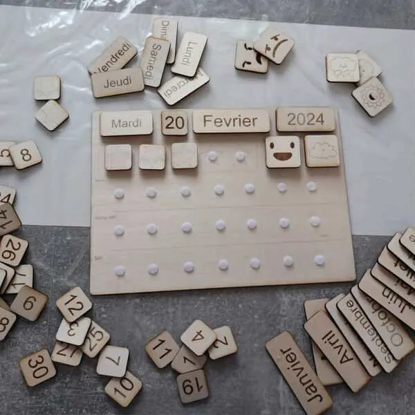 Calendrier perpétuel enfant en bois avec date, météo et repères visuels