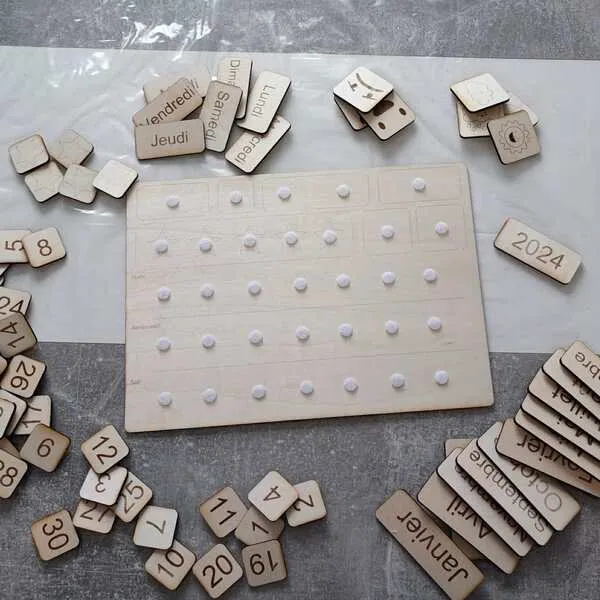 Calendrier perpétuel enfant en bois avec étiquettes amovibles