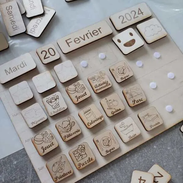 Calendrier perpétuel enfant en bois avec pictogrammes des activités quotidiennes
