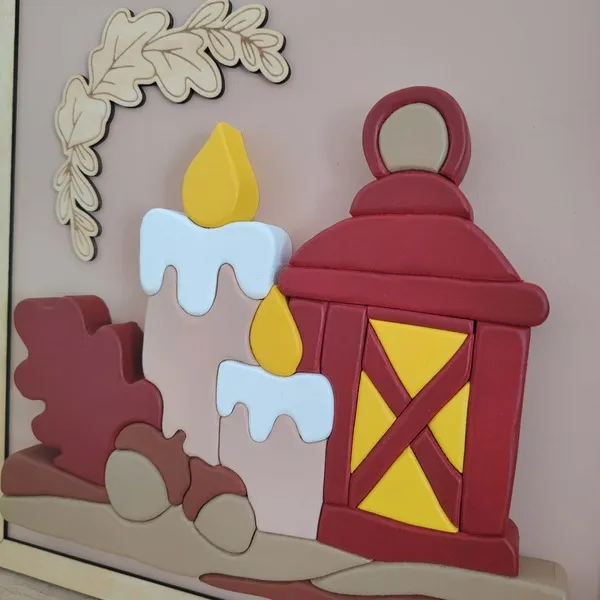 Détail d’un cadre décoratif automnal en bois avec bougies et lanterne