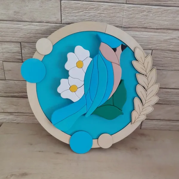 Cadre décoratif rond en bois avec oiseau bleu, fleurs blanches et feuillage gravé