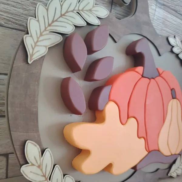 Détail d’un cadre décoratif d’automne en bois avec citrouille, courge et feuilles en relief