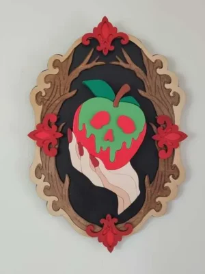 Cadre décoratif gothique en bois avec pomme empoisonnée rouge et verte tenue par une main