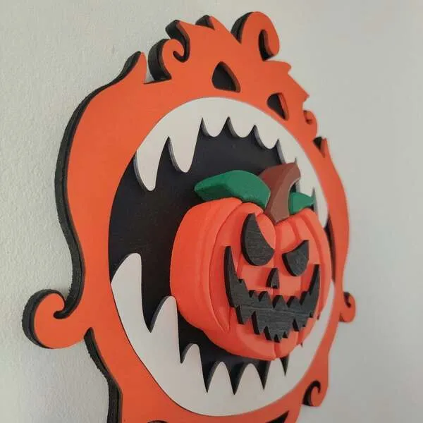 Vue rapprochée de côté d’une décoration Halloween en bois avec citrouille effrayante en relief