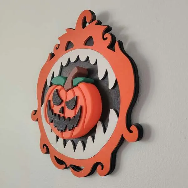 Vue de côté d’une décoration murale Halloween en bois avec citrouille effrayante en relief