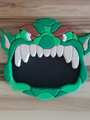 Plateau vide-poche ogre en bois vert avec grande bouche noire et dents blanches
