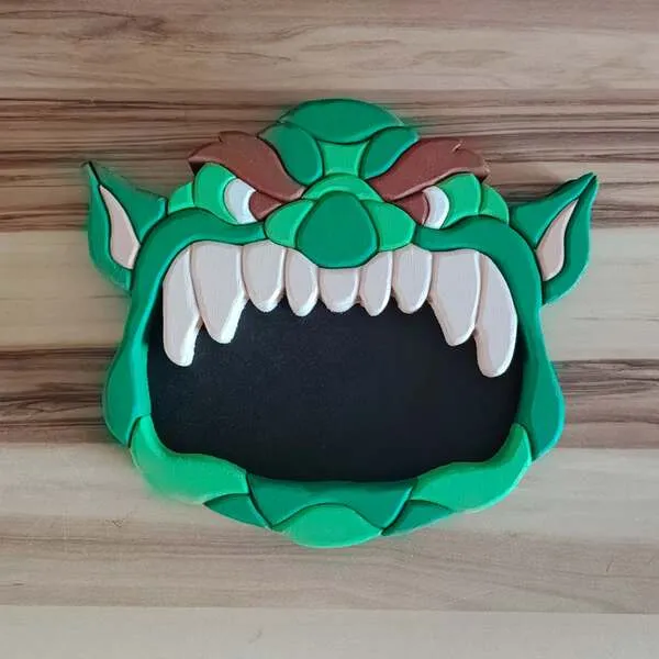Plateau vide-poche ogre en bois vert avec grande bouche noire et dents blanches