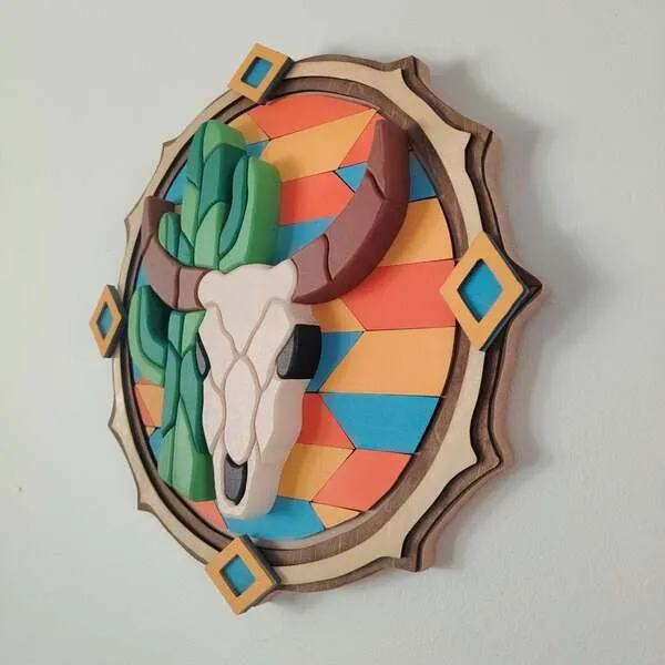 Vue en perspective d’un tableau western en bois avec crâne de taureau et cactus en relief