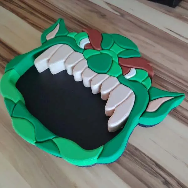 Plateau vide-poche ogre en bois vert vu de côté avec bouche noire et grandes dents blanches