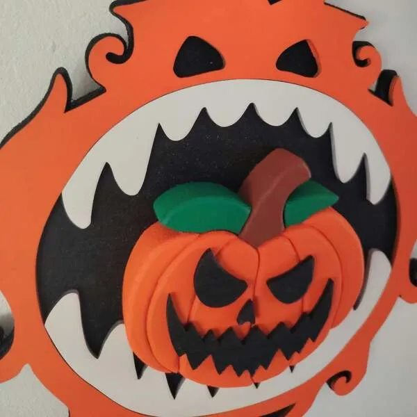 Gros plan sur une citrouille Halloween effrayante en bois au centre d’une bouche de monstre