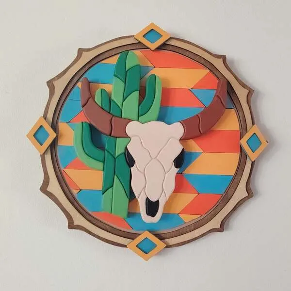 Tableau western en bois avec crâne de taureau et cactus en relief