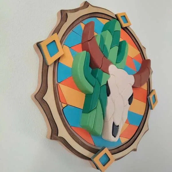 Vue de côté d’un tableau western en bois avec crâne de taureau et cactus en relief